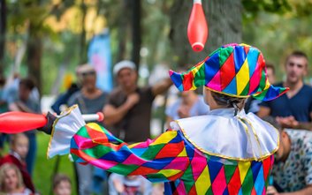 Podczas wakacji w dzielnicy Włochy odbędzie się cykl pokazów sztuczek cyrkowych dla dzieci