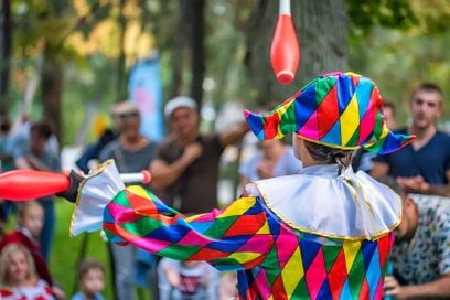 Podczas wakacji w dzielnicy Włochy odbędzie się cykl pokazów sztuczek cyrkowych dla dzieci