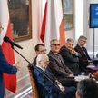 O wznoszenie zrębów państwa w Belwederze dyskutowali profesorowie: (siedzą, od najbliższego) prowadz