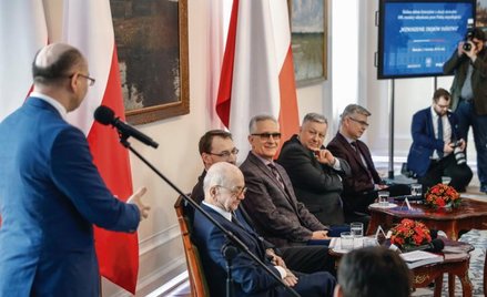 O wznoszenie zrębów państwa w Belwederze dyskutowali profesorowie: (siedzą, od najbliższego) prowadz