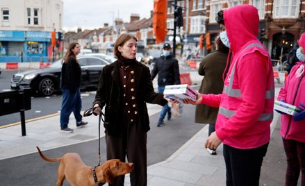 Wolontariusze rozdają darmowe, szybkie testy na covid na ulicach Londynu