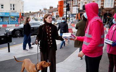 Wolontariusze rozdają darmowe, szybkie testy na covid na ulicach Londynu