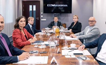 Podczas debaty Piotr Patkowski, wiceminister finansów (na zdjęciu trzeci od lewej) powiedział, że je