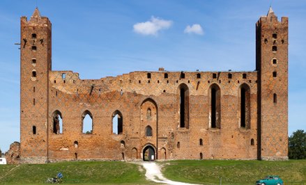 Ruiny zamku krzyżackiego w Radzyniu Chełmińskim, jedno z miejsc akcji filmu „Pan Samochodzik i templ