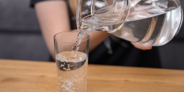 Ile wody dziennie trzeba pić? 8 szklanek dziennie to mit