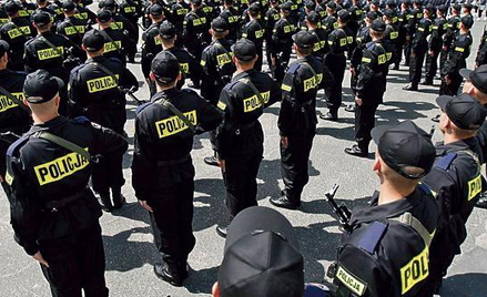Na zdjęciu ślubowanie stu nowych policjantów Komendy Stołecznej w czerwcu 2008 r.