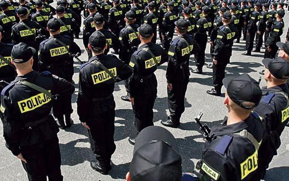 Na zdjęciu ślubowanie stu nowych policjantów Komendy Stołecznej w czerwcu 2008 r.