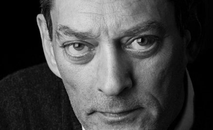 Paul Auster, ur. 1947, pisarz, scenarzysta, eseista, tłumacz, reżyser filmowy, karierę pisarską zacz