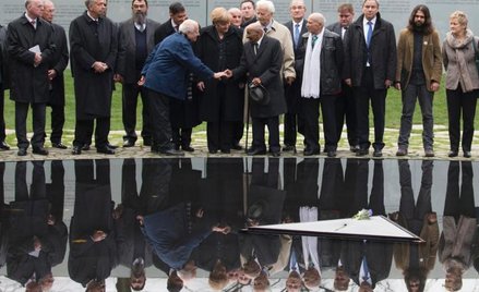We wczorajszej uroczystości uczestniczyła kanclerz Angela Merkel (obok niej, z lewej, autor pomnika 