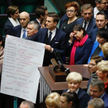 Czwartek w Sejmie. Ostatnie chwile protestu PO, której posłowie okupowali mównicę.