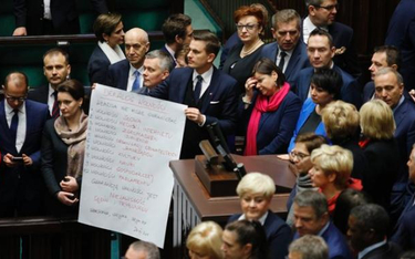 Czwartek w Sejmie. Ostatnie chwile protestu PO, której posłowie okupowali mównicę.
