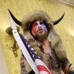 Znany jako "Szaman QAnon" lub "człowiek-bizon" Jacob A. Chansley w Kongresie USA, fotografia z 6 sty