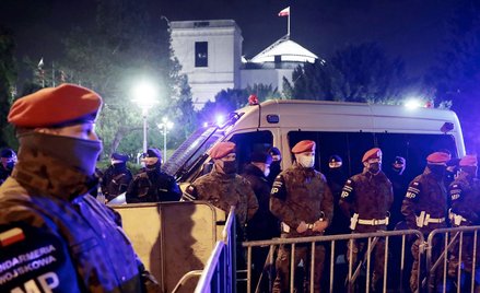 Sejm zabarykadowany przed demonstrantkami. Protest Strajku Kobiet w Warszawie