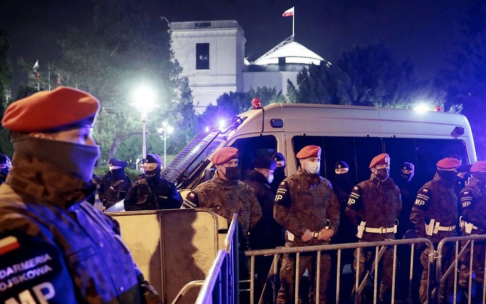 Sejm zabarykadowany przed demonstrantkami. Protest Strajku Kobiet w Warszawie