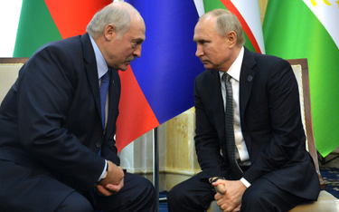 Aleksander Łukaszenko (z lewej) zaprzyjaźnionych biznesmenów wpuścił jedynie do gastronomii, handlu,