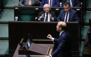 Prezes PiS Jarosław Kaczyński reaguje na wystąpienia szefa klubu KO Borysa Budki w Sejmie