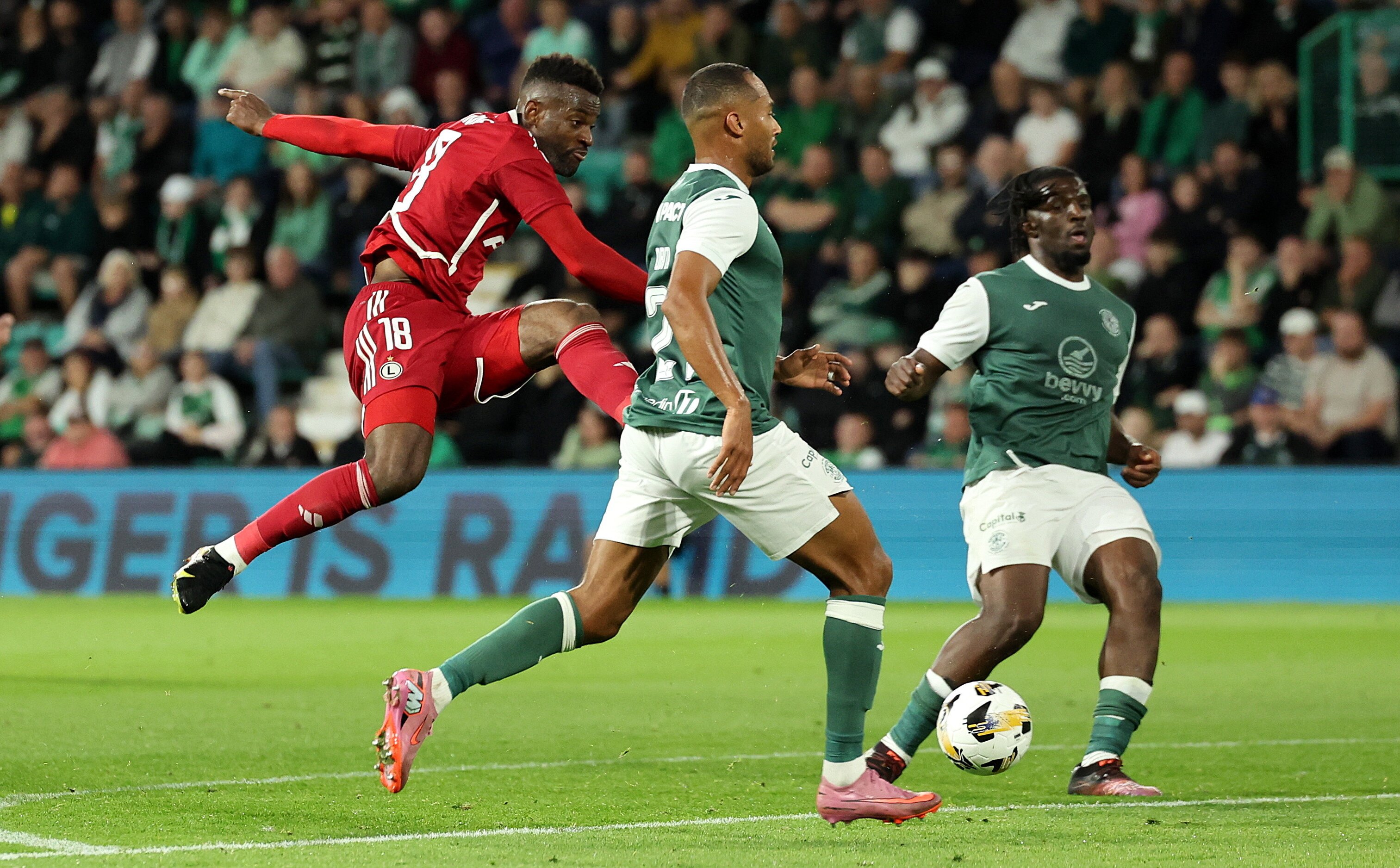 Trzy polskie zwycięstwa. Legia, Raków i Jagiellonia bliżej Ligi Konferencji