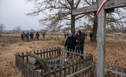 Miejsce pamięci we wsi Ugły w obwodzie rówieńskim w Ukrainie, gdzie prowadzone są poszukiwania szczą