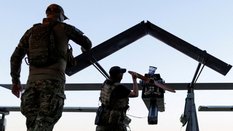 Żołnierze formacji „Ptaki Madziara” umieszczają wiadomości skierowane do Rosjan na dronie dalekiego 