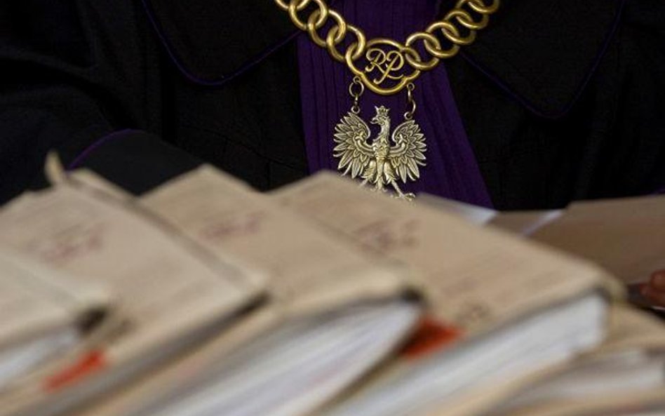Trzecia władza na rozdrożu