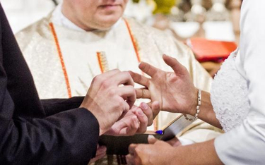 Na sakramentalne „tak” w kościele decyduje się 62,5 proc. wszystkich nowożeńców. Najwięcej na Podkar