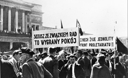 Budowa nowego ustroju na wojennnych zgliszczach.Na zdjęciu: pierwszomajowy pochód na pl. Teatralnym 