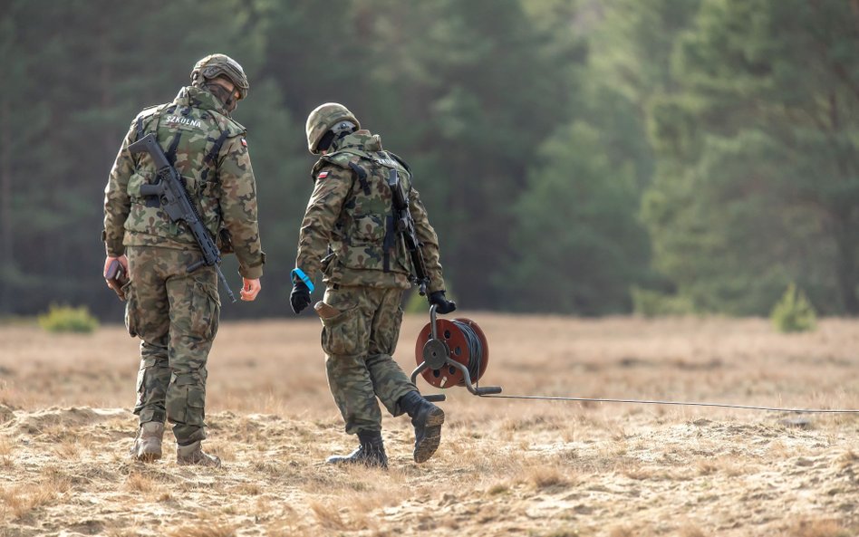 Żołnierze na poligonie