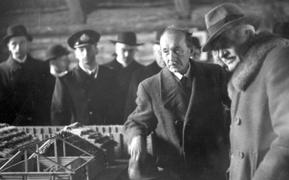 1936 rok, prezydent RP Ignacy Mościcki (z prawej) słucha objaśnień kierownika robót wykopaliskowych 