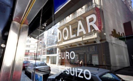 – Dolar był mocny, gdyż USA były relatywnie bezpiecznym miejscem w trakcie światowej burzy. Teraz, g