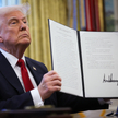 Donald Trump pokazuje podpisany dekret wykonawczy w Gabinecie Owalnym Białego Domu