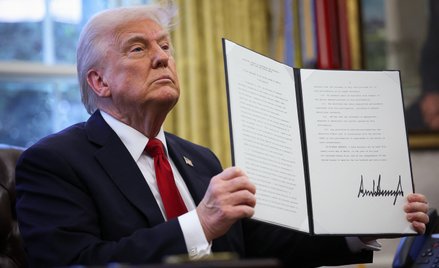 Donald Trump pokazuje podpisany dekret wykonawczy w Gabinecie Owalnym Białego Domu
