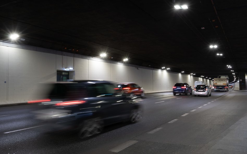 Odcinkowy pomiar prędkości w tunelu Wisłostrady. Ruszył przetarg na montaż systemu