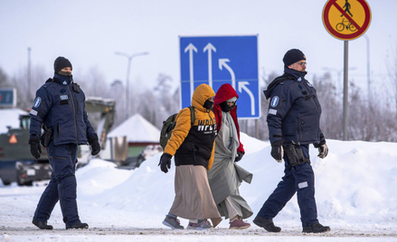 Policja graniczna eskortuje osoby ubiegające się o azyl w Finlandii. Listopad 2023