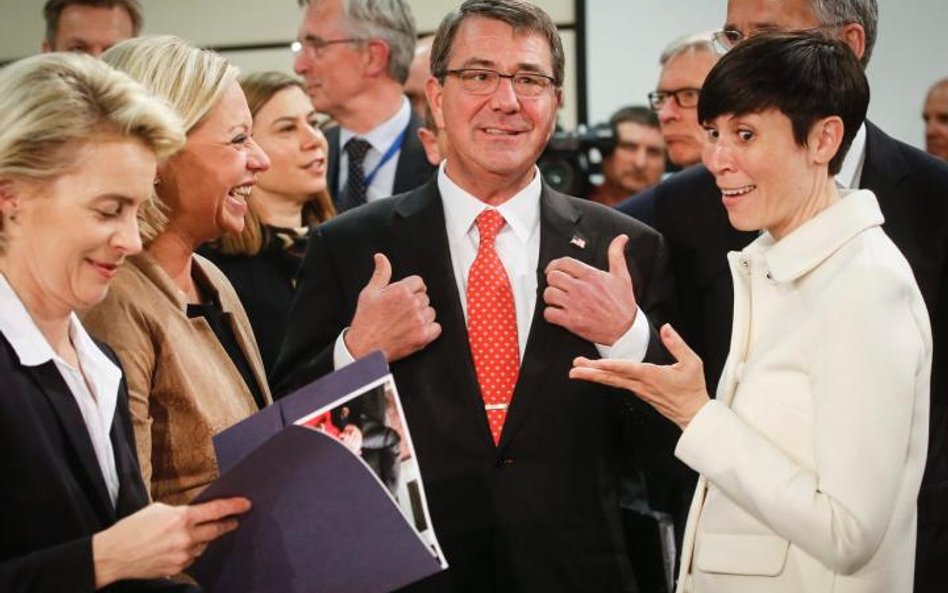 Sekretarz obrony USA Ashton Carter w otoczeniu szefowych resortów obrony z Niemiec, Holandii i Norwe