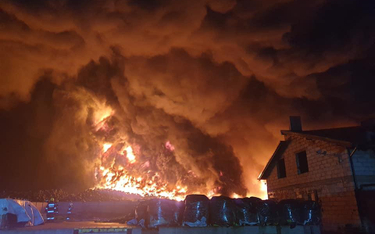 Pożar składowiska opon w Raciniewie. Z ogniem walczy 170 strażaków z całego województwa.