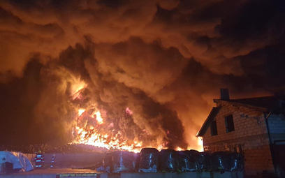 Pożar składowiska opon w Raciniewie. Z ogniem walczy 170 strażaków z całego województwa.