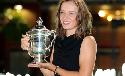 Iga Świątek z trofeum za wygranie US Open
