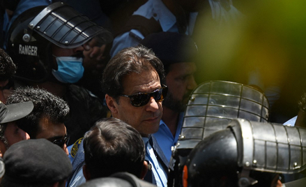 Były premier Pakistanu Imran Khan wyszedł z aresztu za kaucją