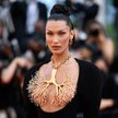 Bella Hadid podczas festiwalu filmowego w Cannes w 2021 roku w ozdobionej sukni Schiaparelli, która 