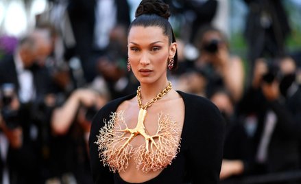 Bella Hadid podczas festiwalu filmowego w Cannes w 2021 roku w ozdobionej sukni Schiaparelli, która 