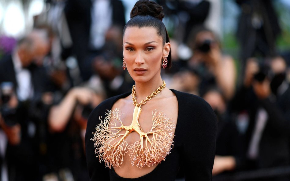 Bella Hadid podczas festiwalu filmowego w Cannes w 2021 roku w ozdobionej sukni Schiaparelli, która 