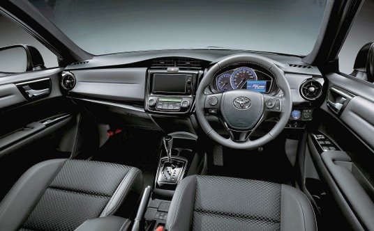 Wnętrze Toyoty Coroll Axio i Fieder