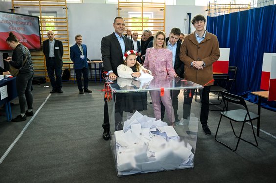 Wybory prezydenckie. Karol Nawrocki, kandydat popierany przez PiS, głosował w Gdańsku, towarzyszyła 