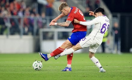 Zawodnik Rakowa Częstochowa Patryk Makuch (L) i Fabiano Parisi (P) z ACF Fiorentina podczas rewanżow