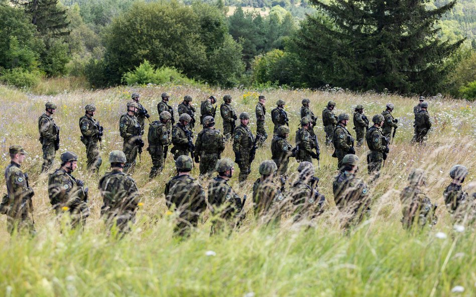 Uczestnicy szkolenia wojskowego dla uczniów ostatnich klas szkół średnich na poligonie Hradiště w po