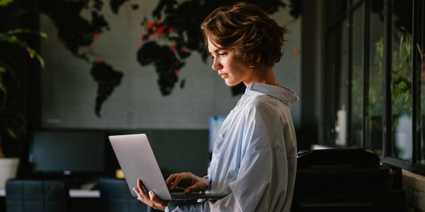 To „tylko” internet? Prawdziwe oblicze przemocy wobec kobiet w sieci