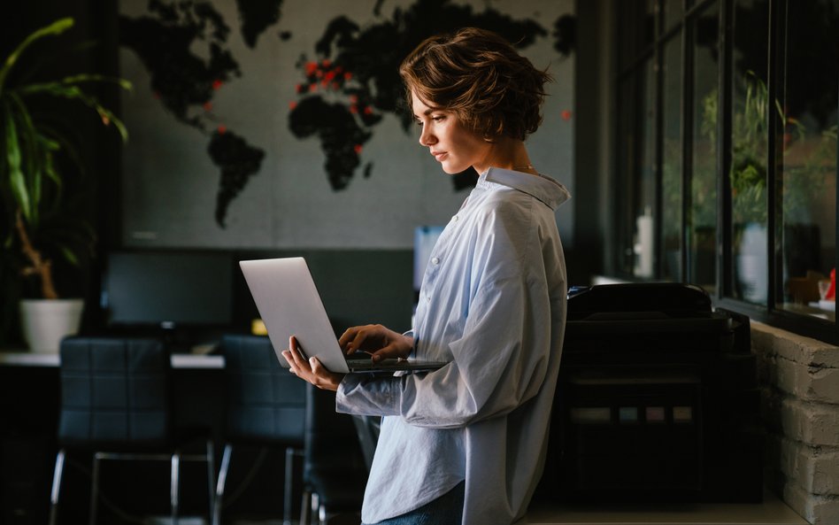 Ofiary przemocy i molestowania w internecie zgłaszają te przypadki stosunkowo rzadko.