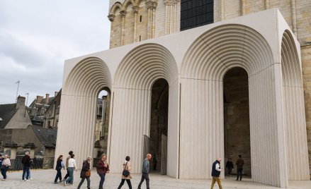 Konstrukcja zaprojektowana przez pracownię Kengo Kumy składa się z trzech portali, nawiązujących do 