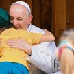 Papież Franciszek przytula chłopca z Ukrainy, Watykan, 4 czerwca 2022