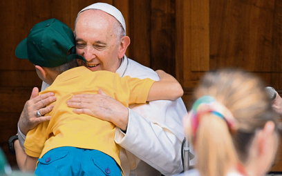 Papież Franciszek przytula chłopca z Ukrainy, Watykan, 4 czerwca 2022